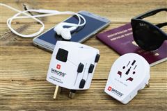 SKROSS cestovný adaptér PRO - World & USB, 6,3A max., uzemnený, vr. univerzálnej USB nabíjačky, pre cellý svet